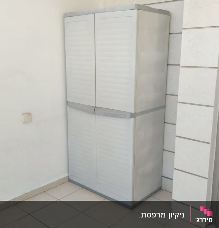 ארון פלסטיק על רצפת קרמיקה נקייה